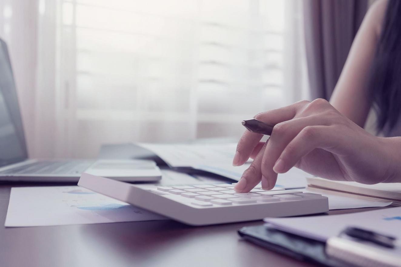 Deelnemer werkt aan budgetplanning tijdens webinar